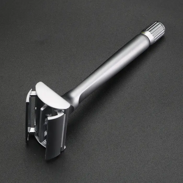 Rasoir manuel pour homme à ouverture par torsion