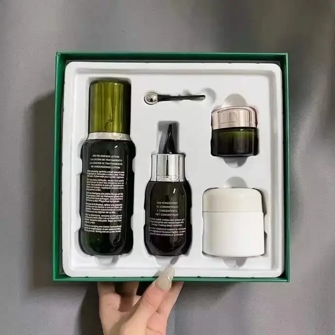 Ensemble de soins de la peau : crème pour les yeux, crème pour le visage, eau essence, masque, nettoyant. Hydrate et atténue les ridules.