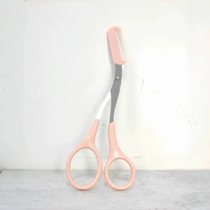 Ciseaux de coupe de sourcils roses avec peigne intégré