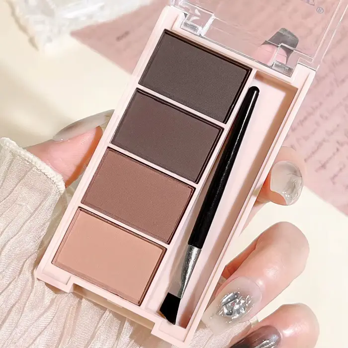 Un ensemble de plateaux de poudre à sourcils de 4 couleurs avec des pinceaux en tons gris et marron mat pour un rendu