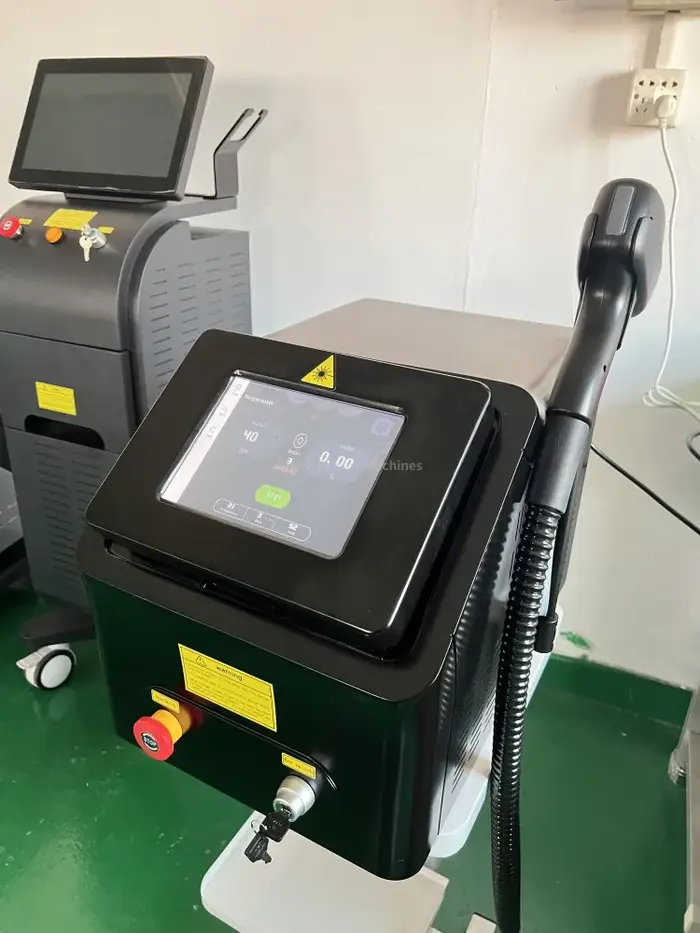 Machine portative d'épilation de platine de glace de Laser de Diode trois longueurs d'onde 808nm 755nm 1064nm équipement d'épilation rapide indolore