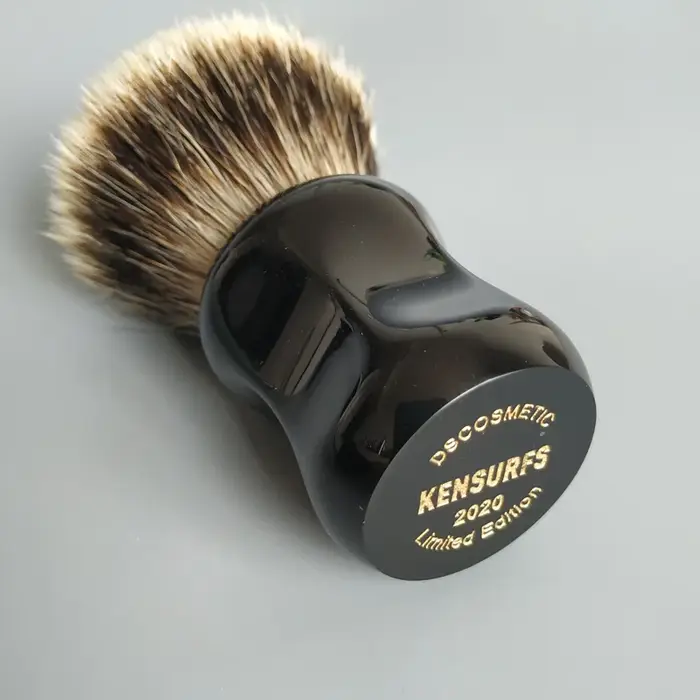 Dscosmetic Brosse à raser en poils de blaireau à deux bandes de 26 mm avec manche en résine noire