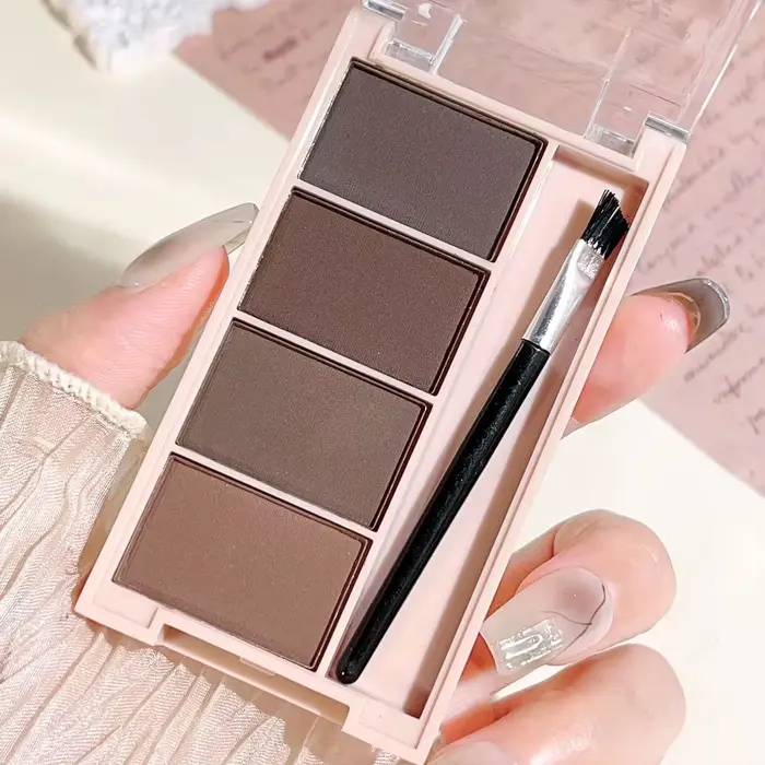 Un ensemble de plateaux de poudre à sourcils de 4 couleurs avec des pinceaux en tons gris et marron mat pour un rendu