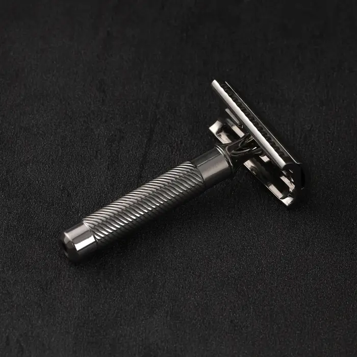 Rasoir de sécurité Yaqi Slant 37 en acier inoxydable avec angle de lame de précision pour un rasage étroit et une peau lisse