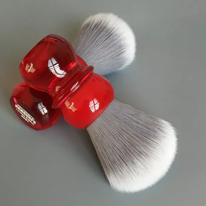 Dscosmetic Kensurfs brosse à raser cheveux doux avec manche en résine rouge et cheveux synthétiques 