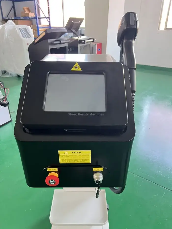 Machine portative d'épilation de platine de glace de Laser de Diode trois longueurs d'onde 808nm 755