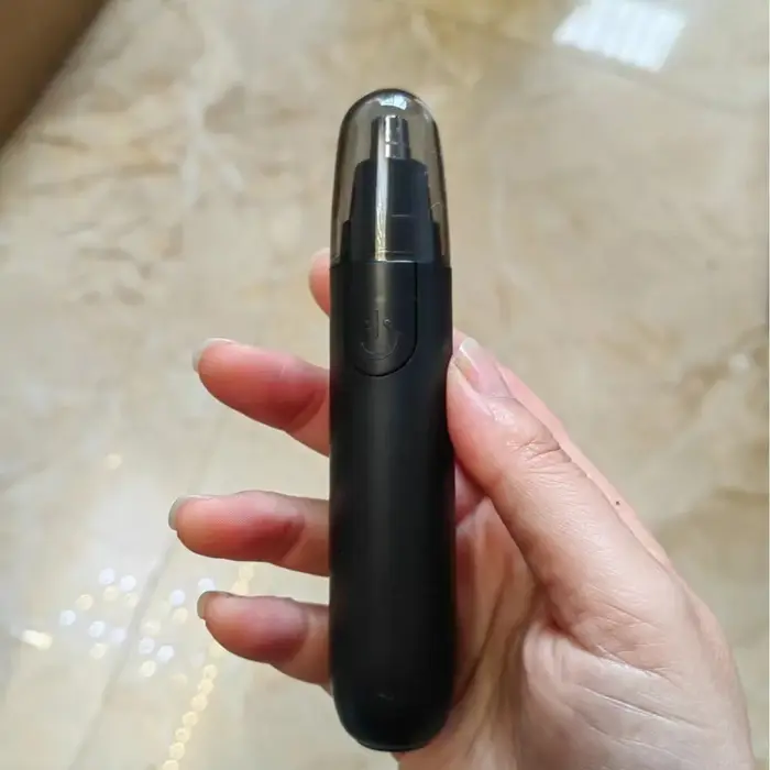 Tondeuse électrique pour le nez et les poils du nez