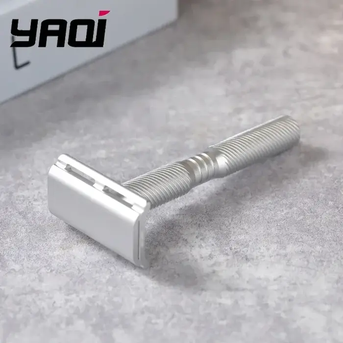 Pinceau à raser humide YAQI 2026 pour homme avec manche blanc de 22 mm et poils synthétiques jaunes pour le soin du visage