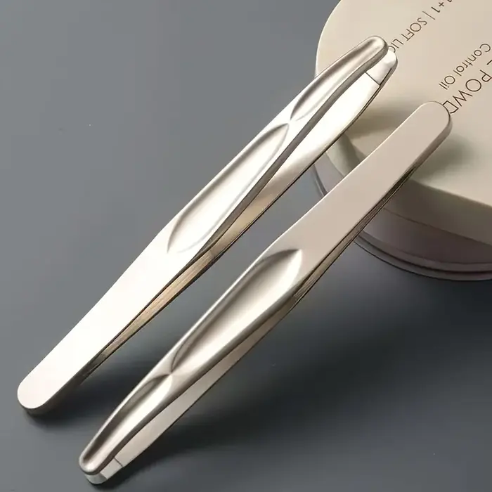 Pinces à sourcils en acier inoxydable pour une coupe précise de barbe et de moustache – Pince à épiler à tête ronde douce sur Beige clair avec design
